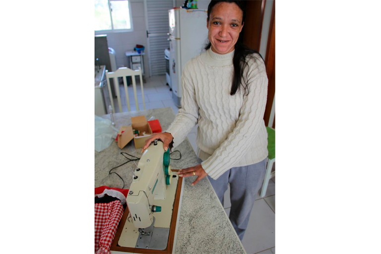 Vanessa das Graças dos Santos Rodrigues era só alegria na entrega da sua máquina de costura e contou que já tinha até encomendas para fazer e que, a partir de agora, irá se dedicar aos trabalhos.